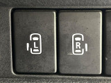 【両側パワースライドドア】スマートキーや運転席のスイッチで後席両側スライドドアの開閉が可能♪電動だから力を入れてドアを開ける必要が無く、小さなお子様でも簡単に開け閉めでき快適です♪
