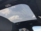 パノラマ・ガラス・サンルーフは、昼でも夜でも空を眺めることができ、ルーフからふんだんに注ぎ込む光が、室内に広々とした解放感を生み出します。
