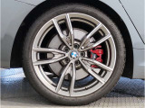 【BMWアロイホイル】軽量かつ強度に拘ったアロイホイル。走行性能ポテンシャルを引き出す設計。車の足元を引き締めてくれる大きなポイントはアロイホイルです。