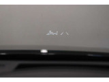 【HUD】ヘッドアップディスプレイ。運転中に視線を大きく移動させることなく車速や道路の制限速度といった基本的な情報を表示します。