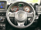 インテリアに合わせたデザインのステアリングは、運転される方のことも考え、運転しやすい形状、大きさです。是非一度、実際に触ってお確かめください。