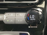 オートエアコンは温度を設定するだけで、自動で風量などを設定してくれます。運転しながら操作も必要ないので、安全性も向上します。