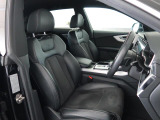 Audi車はどの車種も全てレザーハンドルです。そこにはAudiのこだわりがあり質感の高いレザーでしっかりと手に馴染み、高級感を演出します。