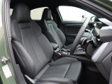 Audi車はどの車種も全てレザーハンドルです。そこにはAudiのこだわりがあり質感の高いレザーでしっかりと手に馴染み、高級感を演出します。