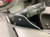 【パドルシフト】ハンドルから手を離さずに素早くシフトアップ&ダウンができるので、エンジンブレーキを使う下り坂や高速道路の合流で加速したい場面で役立ちます。