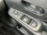 挟み込み防止機構付きパワーウインドウ、空気の入れ替えや料金所などで便利なワンタッチオート付き