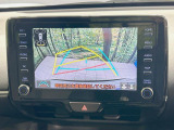【バックカメラ】駐車時に後方がリアルタイム映像で確認できます。大型商業施設や立体駐車場での駐車時や、夜間のバック時に大活躍!運転スキルに関わらず、今や必須となった装備のひとつです!