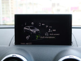 スマートフォンとAudiをUSBケーブルを介し接続。AppleのCarPlayやAndroid Autoのアプリを通じて、スマートフォンのコンテンツをMMIディスプレイに表示します。