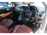 スポーティで印象深いインテリアパネル