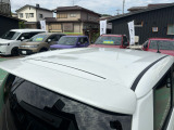 目立つキズ凹み等はありませんが、中古車という商品の特性ルーフには子キズや塗装しみがあります