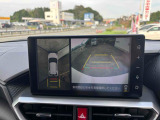 【全方位型モニター】クルマを上空から見下ろしているかのように、直感的に周囲の状況を把握できる全方位型モニター。狭い場所での駐車でも周囲が映像で確認できます。