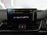 スマートフォンとAudiをUSBケーブルを介して接続。AppleのCarPlayやAndroid Autoのアプリを通じて、スマートフォンのコンテンツをMMIディスプレイに表示します。