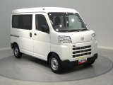 【右前斜め】視界が広く車両感覚が掴みやすい運転席です。フロントガラスも大きく見晴らしが良いので、ゆとりを持って運転に集中できます。