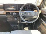 すっきりした運転席周りにはナビやエアコンの操作パネルを設置しておりますので、お一人での運転でもご安心できます。