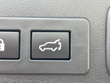 【パワーバックドア】スマートキーや運転席のボタンを押すだけでリアゲートが自動で開閉します!荷物を持っている時や、高い位置にあるバックドアを閉める際に便利な機能です♪
