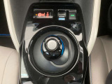 電気自動車ならではのシフトレバーで、バックやドライブなどの切り替えがラクラクです!