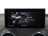 スマートフォンとAudiをUSBケーブルを介し接続。AppleのCarPlayやAndroid Autoのアプリを通じて、スマートフォンのコンテンツをMMIディスプレイに表示します。