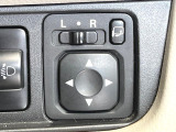 【電動格納ミラー】サイドミラーは電動格納式となっており、狭い駐車場でもキズがつくリスクを抑えられます。