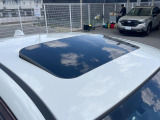 【サンルーフ】開放感たっぷりの希少装備、サンルーフが装着されています!車内に明かりを取り入れたり景色を楽しむ以外にも、車内の空気も簡単に換気できて快適です!
