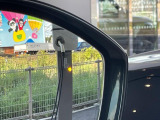 ブラインドスポットモニターは、左右斜め後ろを平行して走る車を認識し、車線変更の際に危険を察知するとドライバーへ警告を促します。夜・雨・トンネル内など走行時の環境が悪い時ほど便りになる機能です!