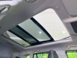 【パノラマルーフ】大型のガラスルーフ搭載で車内の解放感が一気にアップ!開放的なドライブをお楽しみいただけます。