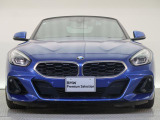 【キドニーグリル】BMWの代名詞。一目見ただけでBMWであると認識できる確固たるアイコンとして存在感を放ちます。