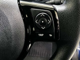 ステアリングスイッチ付き。前方から目を離すことなく操作することが可能です。