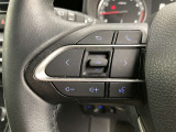 運転中、オーディオの操作をしてて、ハッとしたことはありませんか?ステアリングスイッチは、運転中でもハンドルでオーディオの操作が可能です。安全なドライブをサポートします。