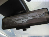 スマートルーミラー装備車両後方のカメラ映像をミラ-面に映し出すので、車内の状況や、天候などに影響されにくく、よりクリアな後方視界が得られます。