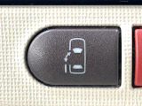 【パワースライドドア】スマートキーや運転席のスイッチでスライドドアの開閉が可能♪電動だから力を入れてドアを開ける必要が無く、小さいお子様でも、重い荷物を持っている時もラクに開け閉めできます♪
