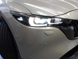 【アダプティブLEDヘッドライト】夜間走行時に先行車や対向車の状況をクルマが判断。ヘッドランプの照射範囲や明るさを自動的に変化させます。