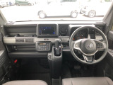 【インパネ全体】手が届きやすく、どなたでも運転しやすいです。シンプルで使いやすい設計になっています!