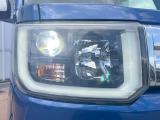 【LEDヘッドライト】悪天候や夜間走行時も良好な視界を確保し安心して運転できる高輝度LEDヘッドライトを装備!点灯速度が早く、消費電力も抑えられています。