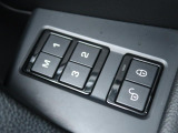 【メモリー機能付フルパワーシート】ドライバー三名までのシートポジションを記憶するメモリー機能付きのフルパワーシートを装備します。ご家族でのご使用をお考えの方にもぜひおすすめさせていただきます。