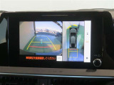 パノラミックビューモニター搭載。カメラで車両周囲の状況を映し出すため、狭い場所での駐車などに役立ちます。