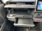 助手席前収納 ティッシュやマスクなどを入れておくと便利です
