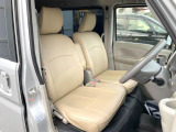 運転席シート廻りは使用感も少なく、良好な状態となっています。前オーナー様が丁寧に使っていたことがよくわかりますね。