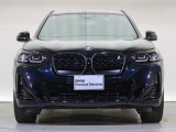 【キドニーグリル】BMWの代名詞。一目見ただけでBMWであると認識できる確固たるアイコンとして存在感を放ちます。