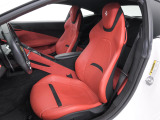 NeroとRosso Ferrariのツートンカラー仕上げのスポーティなインテリアでございます。