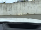 HUD: ヘッドアップディスプレイはドライバーが前方に集中できるよう、ナビや車速情報をフロントガラスに投影するシステムです。