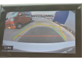 シフトレバーをリバースにすると連動してバックカメラ、サイドカメラ映像&バックセンサーに切り替わります。