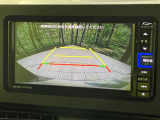 【バックカメラ】駐車時に後方がリアルタイム映像で確認できます。大型商業施設や立体駐車場での駐車時や、夜間のバック時に大活躍!運転スキルに関わらず、今や必須となった装備のひとつです!