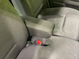 【アームレスト】運転中の身体の負担を軽減してくれるアームレストを装備♪