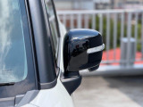 狭い駐車場でも安心。スイッチ操作だけでドアミラーの格納展開が可能。電動格納式リモコンドアミラー!