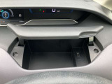 ダッシュボードに収納スペースがございますので、運転席から離れることなく、小物を出し入れすることができます。