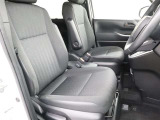 ゆったりと座れる運転席で快適なドライブをお楽しみください