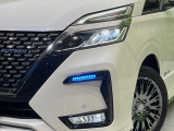 【LEDヘッドライト】悪天候や夜間走行時も良好な視界を確保し安心して運転できる高輝度LEDヘッドライトを装備!点灯速度が早く、消費電力も抑えられています。