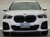【キドニーグリル】BMWの代名詞。一目見ただけでBMWであると認識できる確固たるアイコンとして存在感を放ちます。