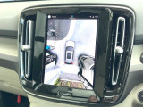 【360&deg;ビューカメラ】4台の高解像度カメラで360度の鳥瞰図を表示。隣の車や壁、死角にある障害物などを画面で確認できるため、狭いスペースでの駐車・出入りも安心です。