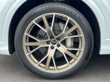 Audiは多様なホイールデザインを提供しており、スポークの形状やサイズ、仕上げ(ポリッシュド、マット、ブラックなど)によって選択肢が豊富です。